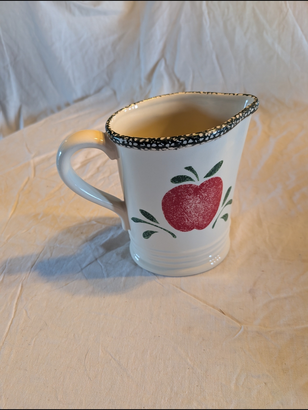 2/40$ Vintage White Milk Pitcher with Red Apple and Green Leaves